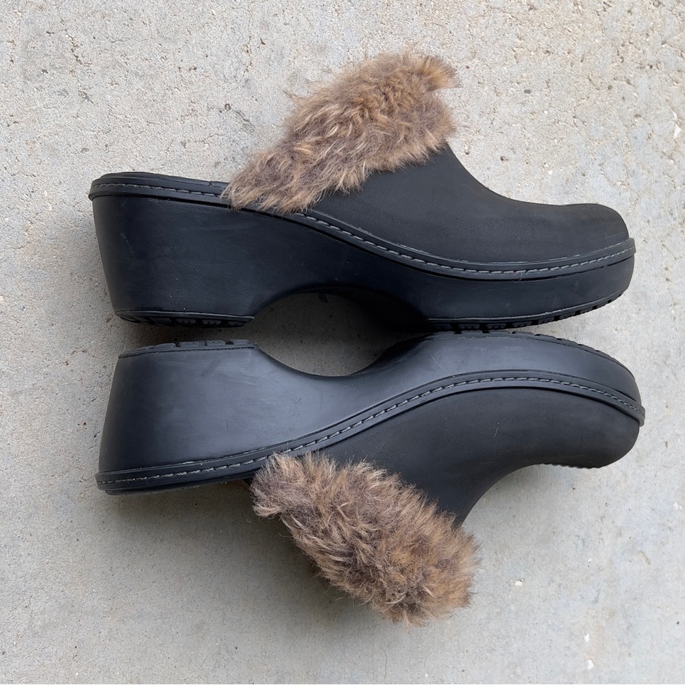 CROCS 16288 Cobbler Fuzz Faux Fur Lined Clogs Mules Dark Brown Womens Sz… - Picture 8 of 11